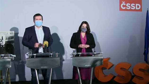 Pedseda SSD Jan Hamek s mstopedsedkyn strany Janou Malovou na tiskov konferenci sociln demokracie v Lidovm dom