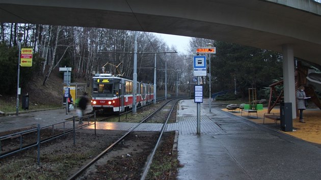 Tm devadestiletou enu na tramvajov zastvce Blorusk v Brn surov napadl lupi. Policist daj o pomoc pi ptrn.