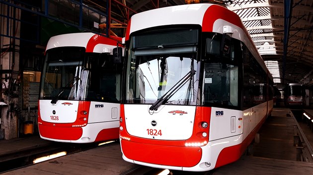 Na výrobě nových brněnských tramvají Drak se podílí 40 zámečníků, 30 elektrikářů, osm stolařů, pět lakýrníků a pět soustružníků.