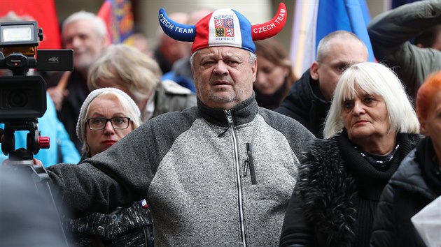 Destky lid se v ter odpoledne sely na Malostranskm nmst v Praze na protestu proti pokraovn nouzovho stavu a vldnm opatenm. Naprost vtina demonstrant dorazila bez rouek, nezachovvala ani povinn rozestupy. Protest byl poklidn. Policist pouze na potku astnky upozorovali na to, aby dodrovali nazen zaveden kvli koronavirov pandemii. (22. prosince 2020)