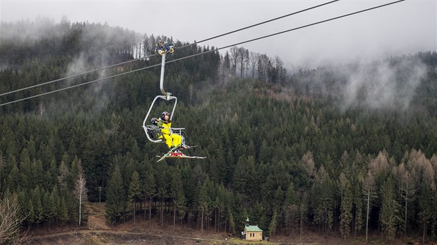 V Česku padaly teplotní rekordy, na horách taje před vánočními mrazy sníh. Snímek z lyžařského střediska v Deštném v Orlických horách. (23. prosince 2020)