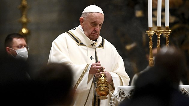 Pape Frantiek odslouil mi na tdr den v bazilice svatho Petra ve Vatiknu. Vyzval k pomoci chudm. (24. prosince 2020)