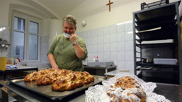 Lenka Palkoviov ve Fatimskm apotoltu v Koclov pipravuje kadoron vnoku pro biskupa a kardinla.