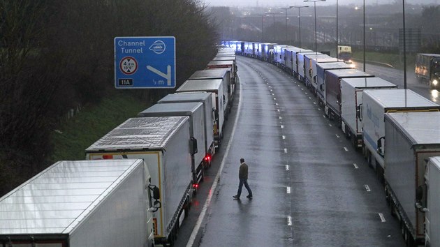 Kamiony stojící na dálnici M20 nedaleko města Folkestone v jihovýchodní Anglii, poté co byl uzavřen přístav v Doveru a Eurotunel pod Lamanšským průlivem.