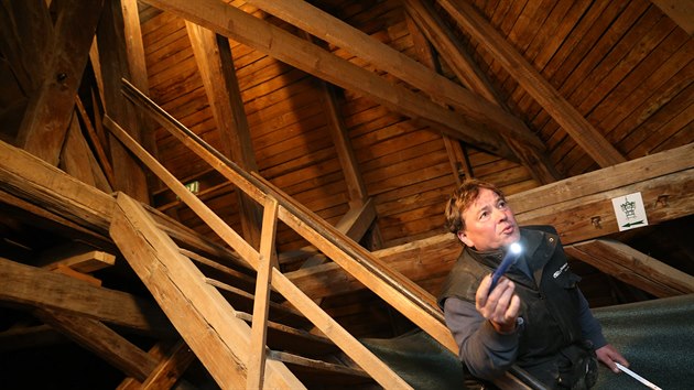 Zdeněk Oravec opravuje staré dřevěné konstrukce krovů či stropů.