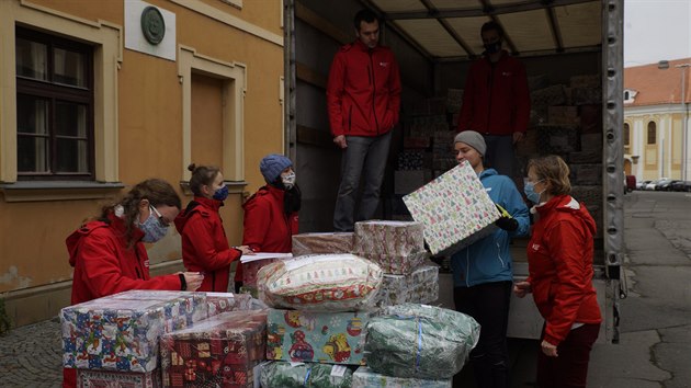 Vánoční zásilka pro děti na Ukrajině váží 1,2 tuny  a obsahuje nejčastěji oblečení, obuv, psací potřeby, omalovánky, sešity a hračky.