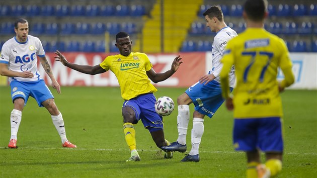 Zlnsk Oumar Cheick Conde a teplick Vukadin Vukadinovi v ligovm utkn.