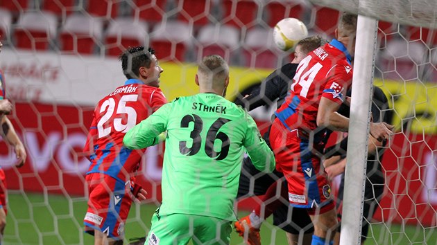 Plzeňský brankář Jindřich Staněk čelí nebezpečné situace v zápase proti Slavii.