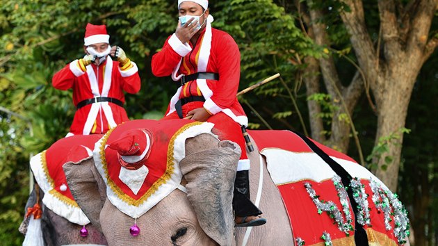 Santa Claus pijel do thajskho msta Ajuttchaja na slonech a rozdval rouky. (23.prosince 2020)