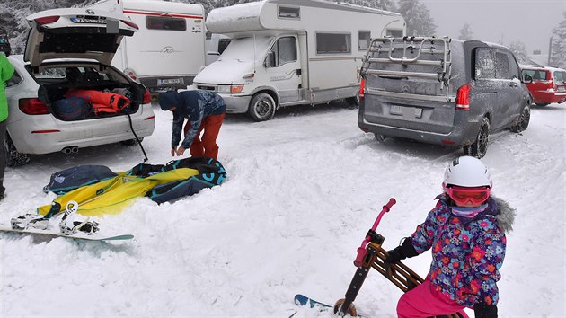 Karavany na parkoviti nad sjezdovkou Neklid ve skiarelu Klnovec na Bom Daru na Karlovarsku. (29. prosince 2020)