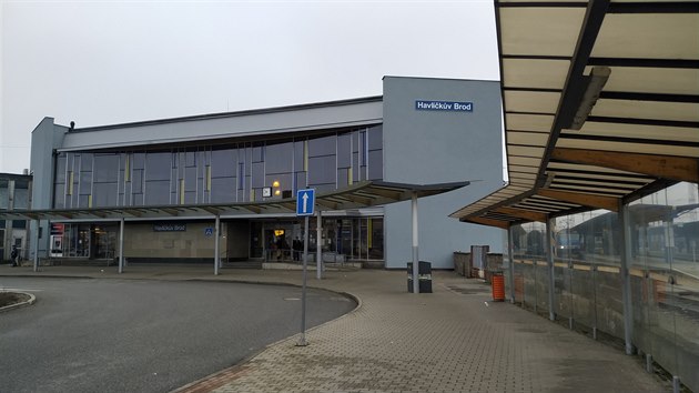 Sou�asn� podoba n�dra�n� budovy v Havl��kov� Brod�. Stav�na byla podle n�vrhu...