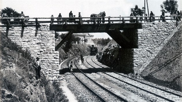Dobová fotografie Černého mostu (dnes po něm vede Havířská ulice) a původní železniční trati jen pár stovek metrů od brodského nádraží. Snímek byl pořízen v roce 1883 a zachycuje pohled směrem k nádraží. Tehdy pod mostem vedly jen dvoje koleje, položena ještě nebyla ani odbočka na Humpolec.