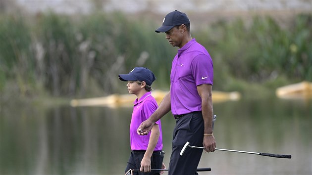 Tiger Woods a jeho syn Charlie na turnaji PNC Championship v Orlandu.