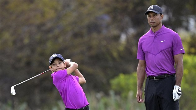 Tiger Woods a jeho syn Charlie na turnaji PNC Championship v Orlandu.