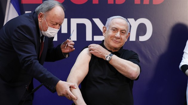 Izraelsk� premi�r Benjamin Netanjahu se nechal o�kovat vakc�nou proti koronaviru. (19. prosince 2020)