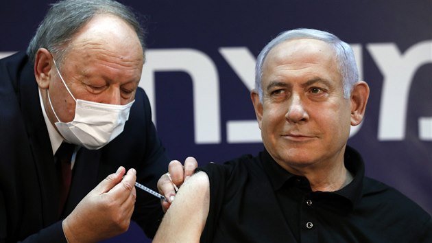 Izraelský premiér Benjamin Netanjahu se nechal očkovat vakcínou proti koronaviru. (19. prosince 2020)