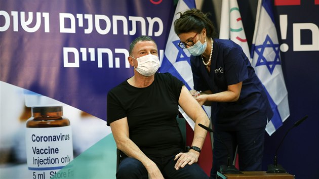 Izraelský ministr zdravotnictví Juli Edelstein se nechal očkovat vakcínou proti koronaviru. (19. prosince 2020)
