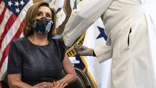 Demokratick pedsedkyn americk Snmovny reprezentant Nancy Pelosiov se nechala okovat vakcnou proti koronaviru. (19. prosince 2020)