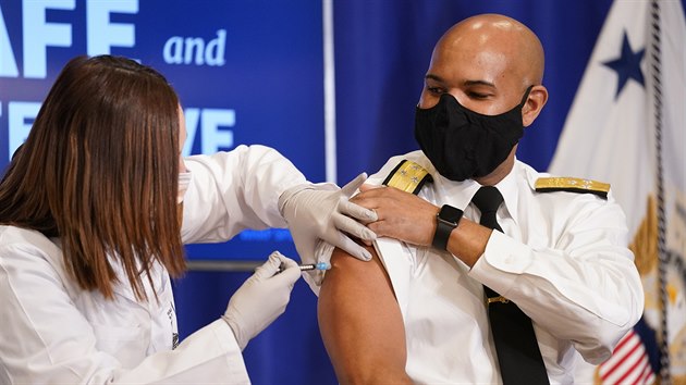 Šéf americké zdravotnické služby Jerome Adams se nechal očkovat vakcínou proti koronaviru. (18. prosince 2020)