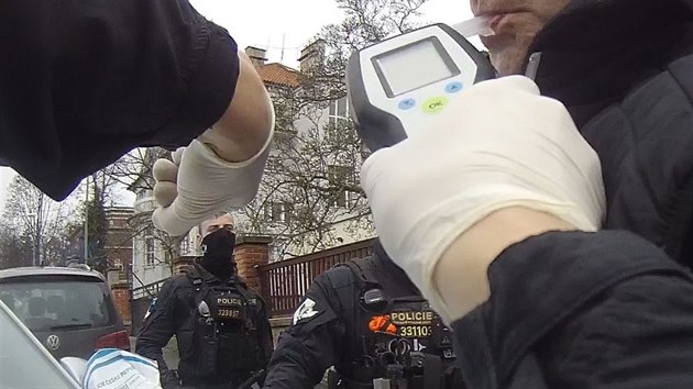 Zdrogovaný recidivista v kradeném voze v Praze naboural a ujel, při zatýkání zápolil s policisty. (22. prosince 2020)