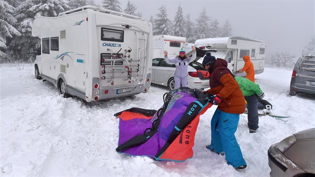 Karavany na parkovišti nad sjezdovkou Neklid ve skiareálu Klínovec na Božím Daru na Karlovarsku na snímku pořízeném 29. prosince 2020. Podle vládních nařízení jsou uzavřené hotely. Někteří návštěvníci hor tak využívají karavany.