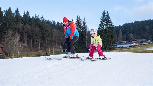 První lyžaři a snowboardisté využili otevření areálů a o víkendu vyrazili na sjezdovku k hotelu Horal ve Velkých Karlovicích.