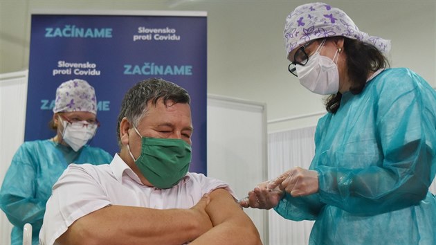 Lka Vladimr Krmry se nechal naokovat jako prvn na Slovensku proti koronaviru. (26. prosince 2020)
