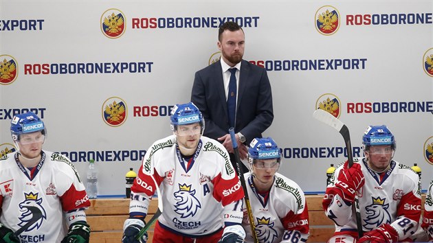 Kouč národního týmu Filip Pešán pozoruje hru českých hokejistů.