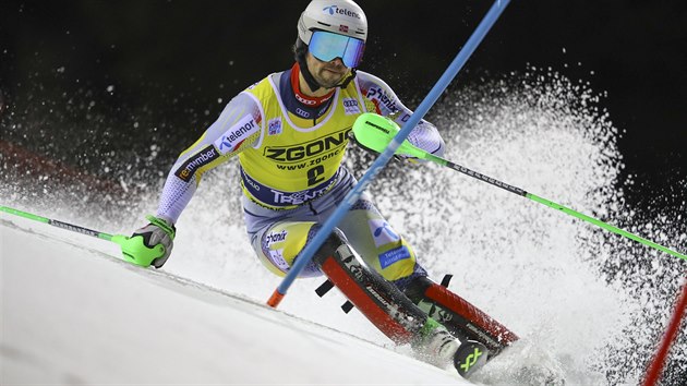 Norsk lya Sebastian Foss-Solevaag ve veernm slalomu v Madonn di Campiglio.