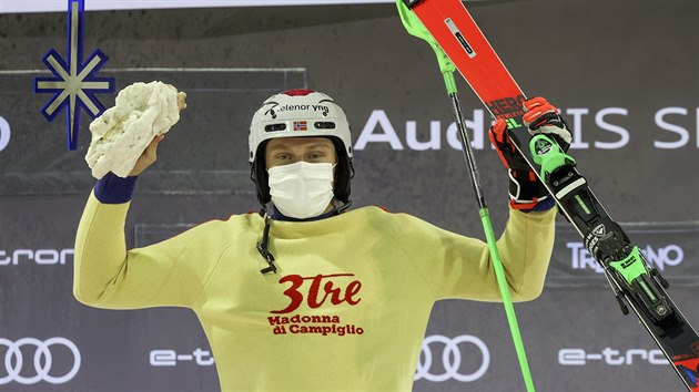Norsk lya Henrik Kristoffersen se raduje z triumfu ve slalomu v Madonn di Campiglio.