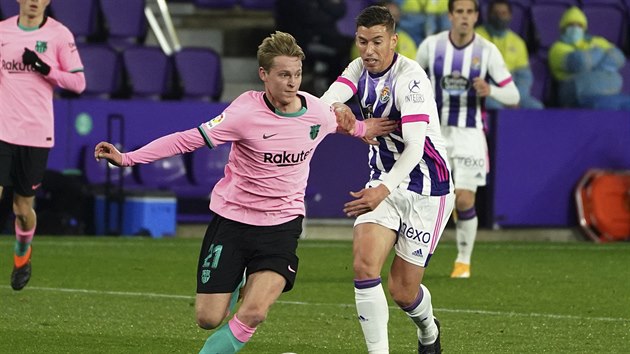 Frenkie de Jong (vlevo) z Barcelony v souboji s ,   Marcosem Andrem z Valladolidu.