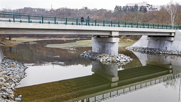 Silnin most pes eku Radbuzu mezi Liticemi a Valchou je po rozshl rekonstrukci. (15. 12. 2020)