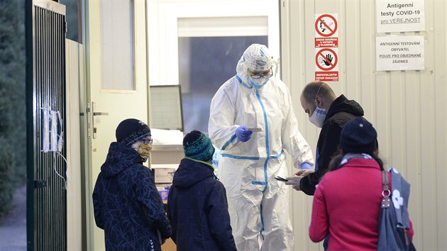 Prask Fakultn nemocnice Krlovsk Vinohrady testovala na tdr den dopoledne zjemce o antigenn testy na covid-19 (24. prosince 2020).