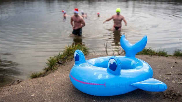 Otuilci se na tdr den koupali v eskolipsk Dubici (24. prosince 2020).