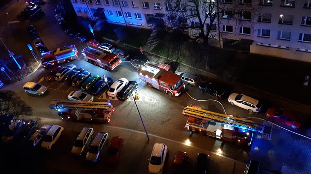 Hasii zasahovali v ulici Ke Stranick v Praze 10. Hoela sten krytina (25: prosince 2020).