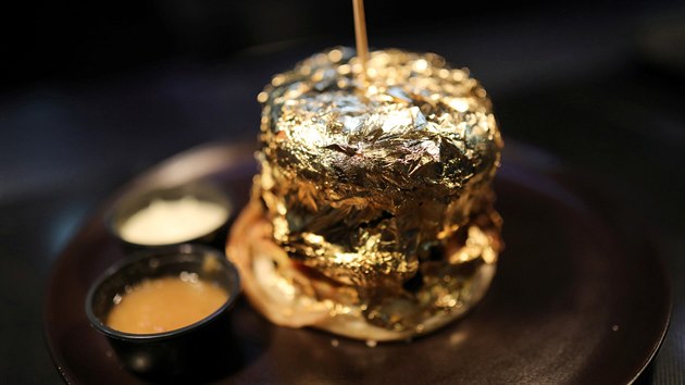 McGold: v restauraci v Bogotě nabízejí burger pokrytý zlatem.