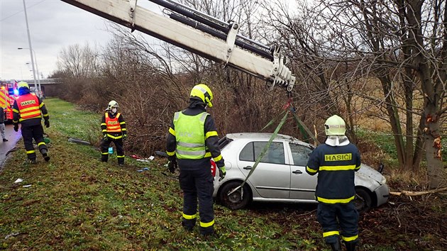 Dva lid byli zranni po dopravn nehod osobnho automobilu v Ostrav, hasii museli vyproovat. (26. 12. 2020)