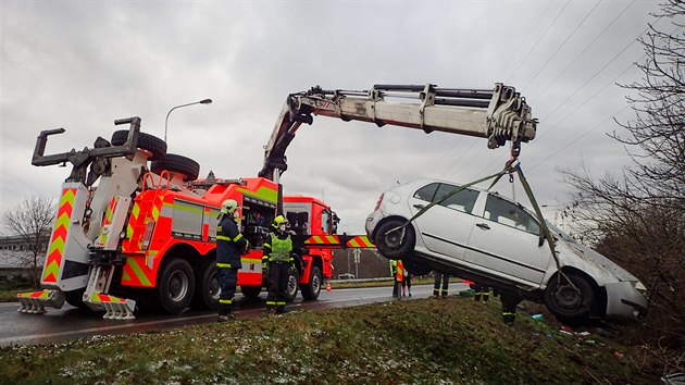 Dva lid byli zranni po dopravn nehod osobnho automobilu v Ostrav, hasii museli vyproovat. (26. 12. 2020)