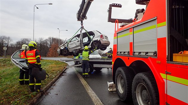 Dva lid byli zranni po dopravn nehod osobnho automobilu v Ostrav, hasii museli vyproovat. (26. 12. 2020)