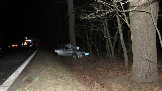 Pi nehod, kter se stala v sobotu veer u Tebon, zemel estatyicetilet idi osobnho auta. Vz dostal smyk, vjel mimo silnici a narazil do vzrostlho stromu. (26. 12. 2020)