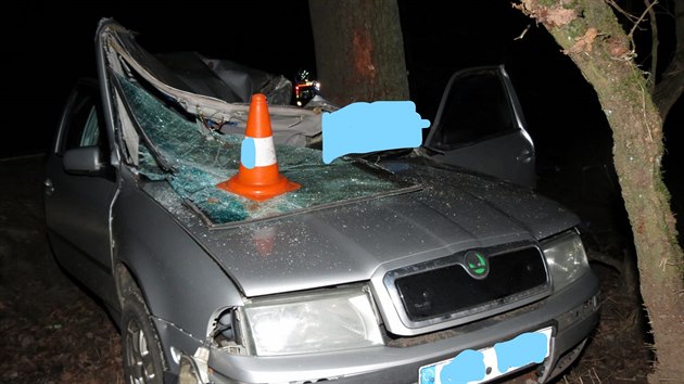 Pi nehod, kter se stala v sobotu veer u Tebon, zemel estatyicetilet idi osobnho auta. Vz dostal smyk, vjel mimo silnici a narazil do vzrostlho stromu. (26. 12. 2020)