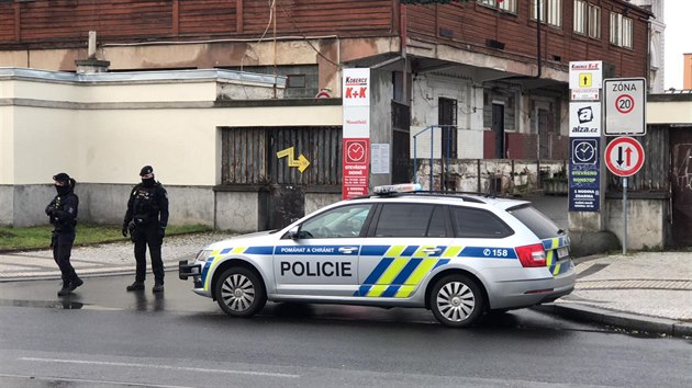 Pražská policie zasahovala u obchodu Alza.cz v Holešovicích, kde někdo nahlásil bombu. (21. 12. 2020)