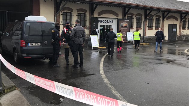 Pražská policie zasahovala u obchodu Alza.cz v Holešovicích, kde někdo nahlásil bombu. (21. 12. 2020)