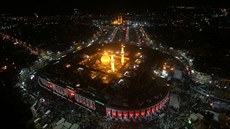Celkový pohled na svatyni imáma Husajna v irácké Karbale. Kadý rok sem zavítá...