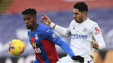 O mí bojují Wilfried Zaha (vlevo) z Crystal Palace a Ayoze Pérez z Leicesteru.