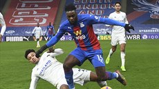 James Justin (vlevo) z Leicesteru a Jeffrey Schlupp z Crystal Palace bojují o...