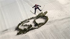 Německý skokan na lyžích Karl Geiger v úvodním dílu Turné čtyř můstků v rodném...