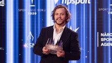 Hokejista David Pastrák pevzal trofej pro Sportovce roku 2020