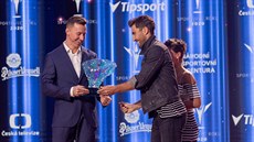 Tomáši Bábkovi předal cenu za desáté místo bývalý moderní pětibojař David...