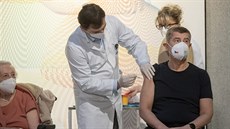 Premiér Andrej Babi dostal vakcínu jako první, po nm následovala válená...